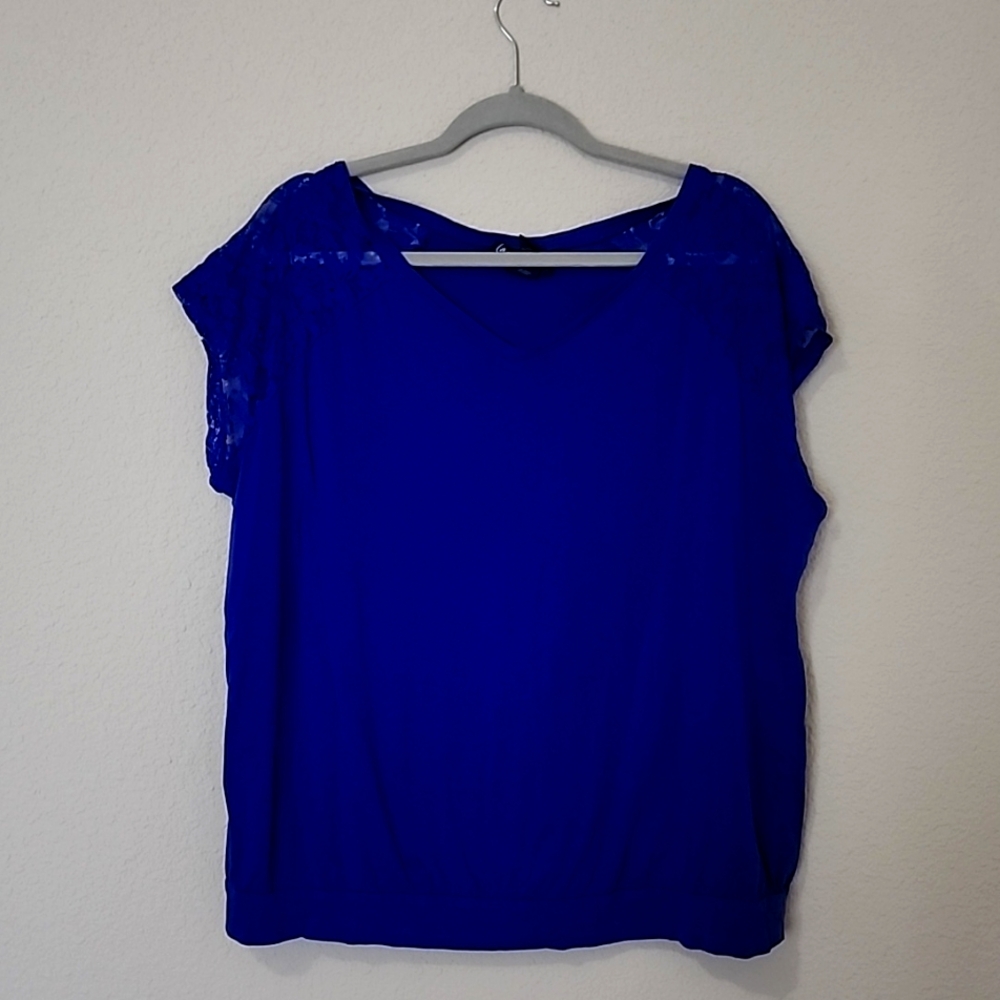 Purple t-shirt with lace details on shoulders